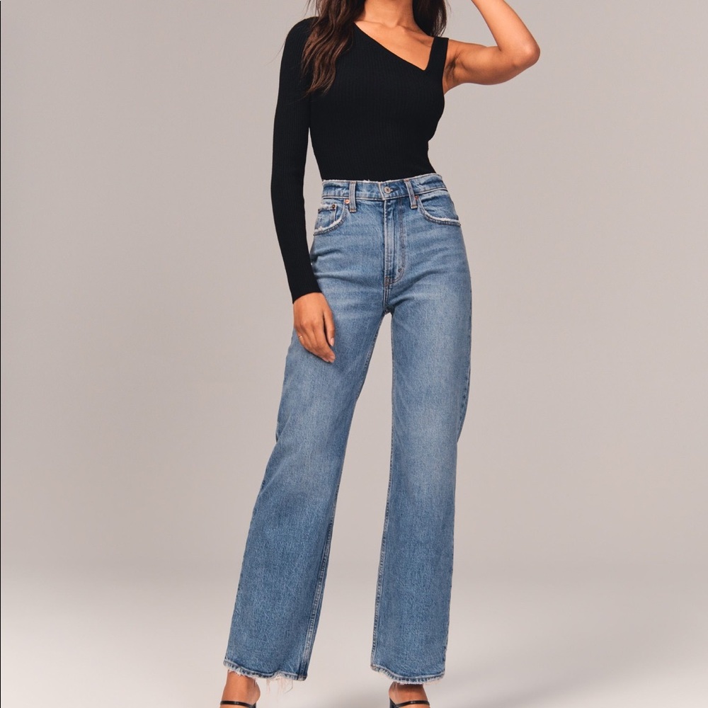 A&F 90s Ultra High Rise Relaxed Jeans Medium Wash